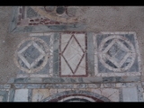 06257 ostia - regio iii - insula vi - domus del ninfeo (iii,vi,1-3) - raum (d) - fussbodendetail - opus sectile - 2016.jpg